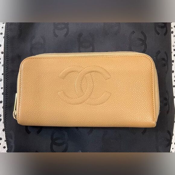 Authentic CHANEL wallet - Picture 1 of 5